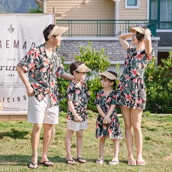 Комплекты одежды для семейного отдыха 2023, летние платья в цветочек для мамы и дочки, одинаковые рубашки для отца и сына, комплекты из двух предметов