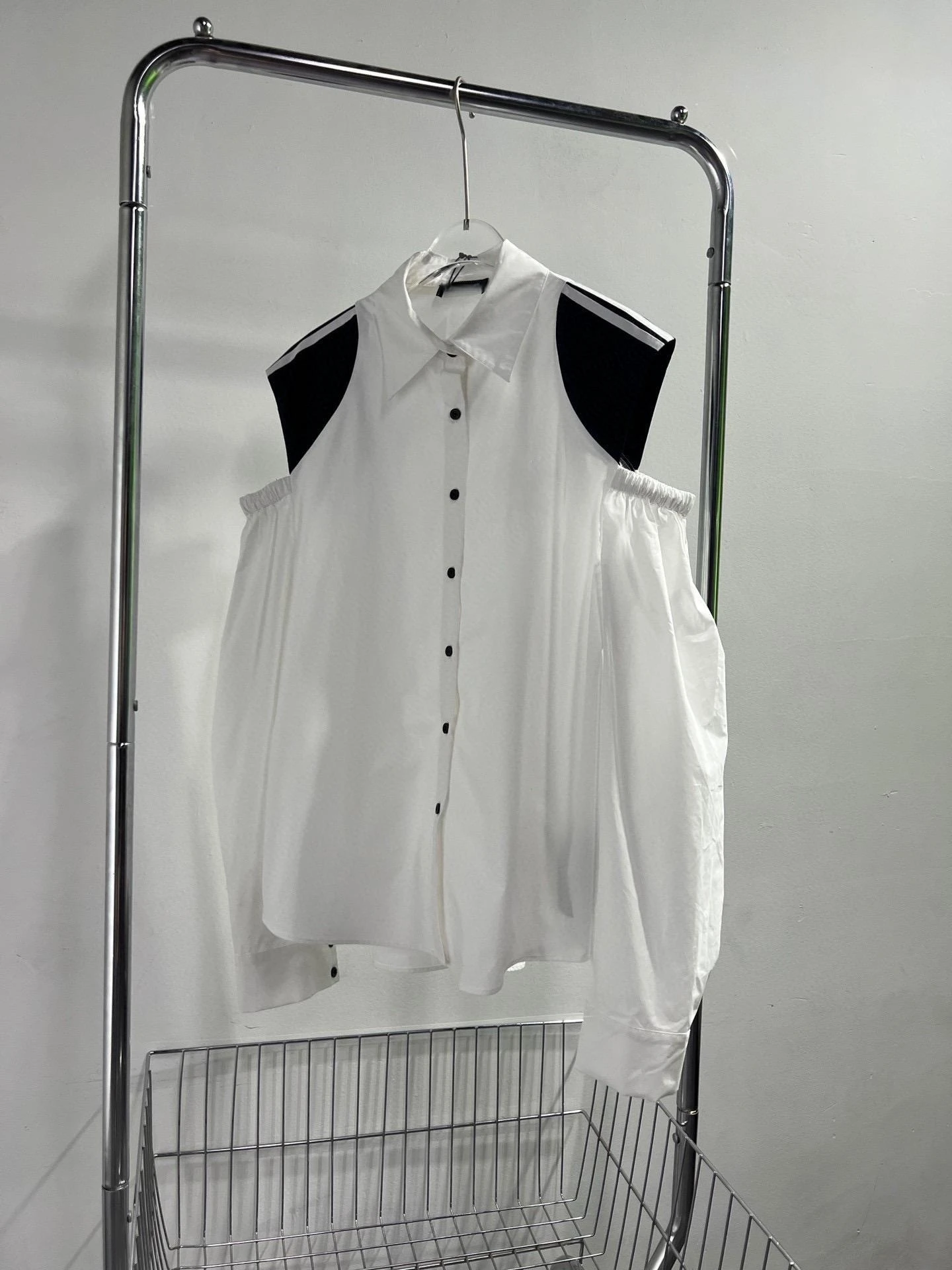 Женская модная корейская версия 2023 года, темпераментная блузка свободного цвета с открытыми плечами. Изображение 0