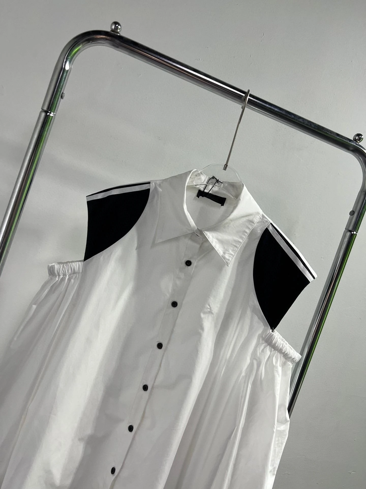 Женская модная корейская версия 2023 года, темпераментная блузка свободного цвета с открытыми плечами. Изображение 4