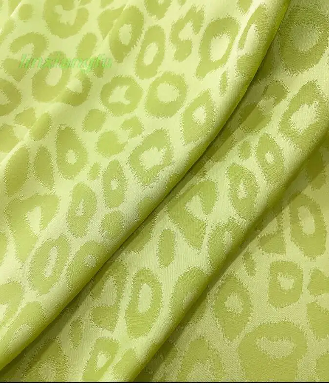 Осенняя зеленая жаккардовая атласная ткань, летняя драпированная модная ткань для юбок, дизайнерская ткань ручной работы для рубашек и одежды. Изображение 0