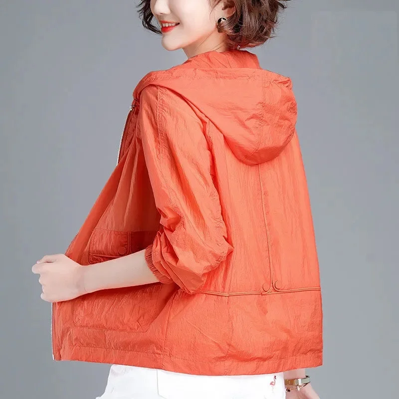 Тонкое Короткое пальто с капюшоном, Летняя Солнцезащитная одежда для мамы, Женская Одежда 2023, Новое Корейское пальто со свободным карманом 5XL, куртка на подкладке, оранжевая Изображение 0